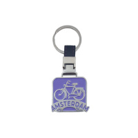 Metalen sleutelhanger in paarse kleur met fiets en woord Amsterdam. Maat  4x4cm
Metal key ring in purple colour with bicycle and the word Amsterdam. Size 4x4cm