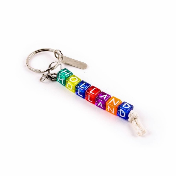 Sleutelhanger met vierkante kralen die het woord Holland spellen. Totale lengte is 9cm
Key ring with square shaped beads with the letters H o l l a n d. Total length is 9 cm