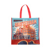 Medium boodschappen tas met Amsterdamse grachtenhuizen. Medium sized shopping bag with Amsterdam canalhouses.
The dimensions are 42 cm wide, 10 cm deep and 40 cm high (excluding handle)