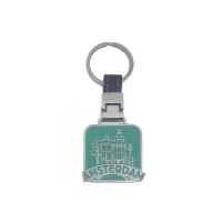 Metalen groene sleutelhanger met grachtenhuizen en 't woord Amsterdam. Maat  4x4cm
Metal green key ring with canalhouses and the word Amsterdam. Size 4x4cm