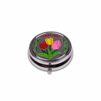 Zilverkleurig pillendoosje met kleurijke tulpen afbeelding. Maat 5 x 5 cm 
Silver coloured pillbox with colourful tulips design. Size 5 x 5 cm